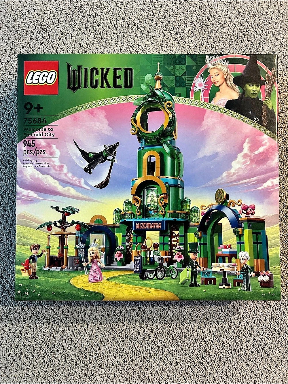 LEGO Welcome to Emerald City Building Set 945 Pieces